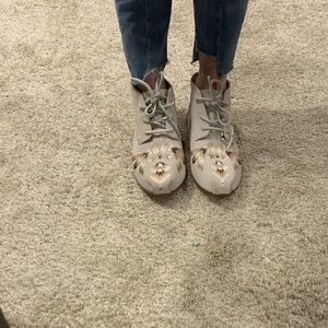 Like new toms size 8.5 lace up Mocs